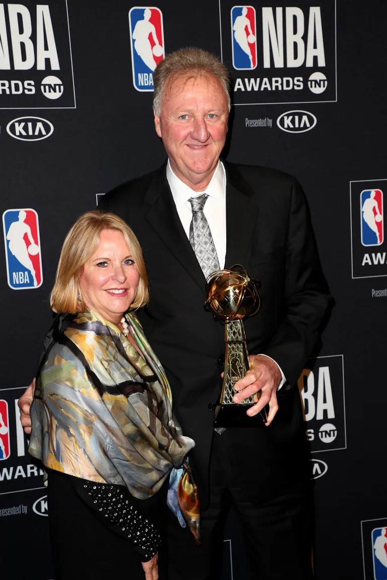 Dinah Mattingly et Larry Bird posent avec le prix 'Lifetime Achievement' dans la salle de presse lors des NBA Awards 2019 présentés par Kia sur TNT au Barker Hangar le 24 juin 2019 à Santa Monica, en Californie. | Source : Getty Images