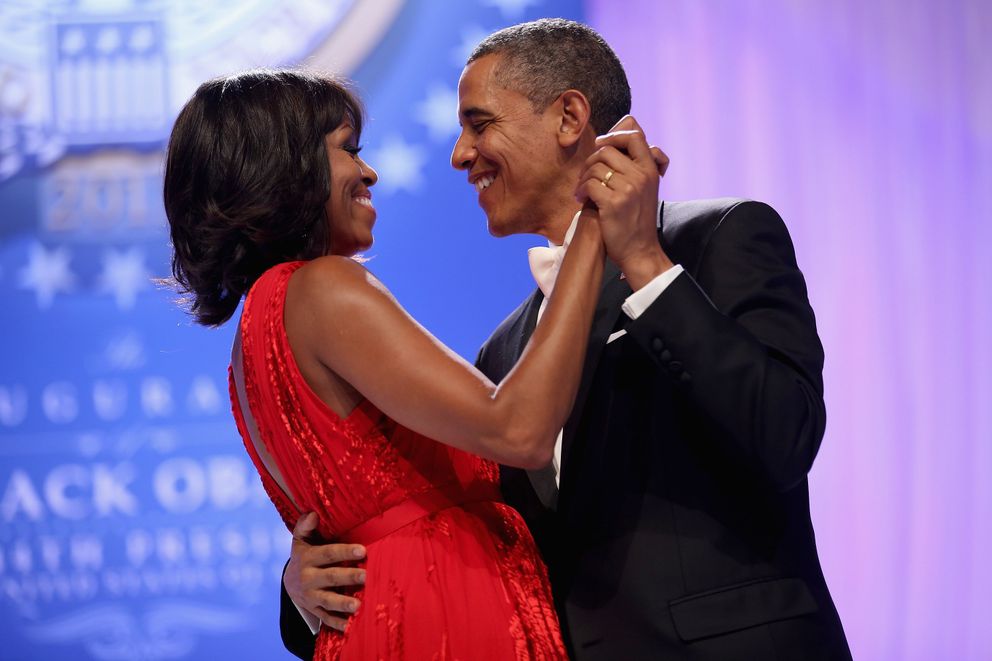 Barack Obama et Michelle Obama dansent ensemble lors du bal inaugural du commandant en chef au Walter Washington Convention Center, le 21 janvier 2013 à Washington, DC | Source : Getty Images 