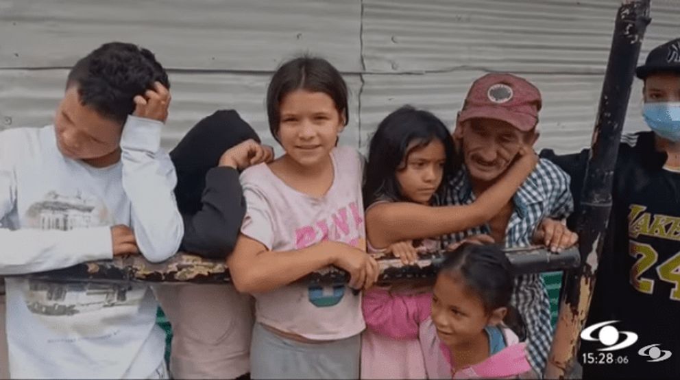 Alfredo Suárez con sus nietos. | Foto: youtube.com/Noticias Caracol