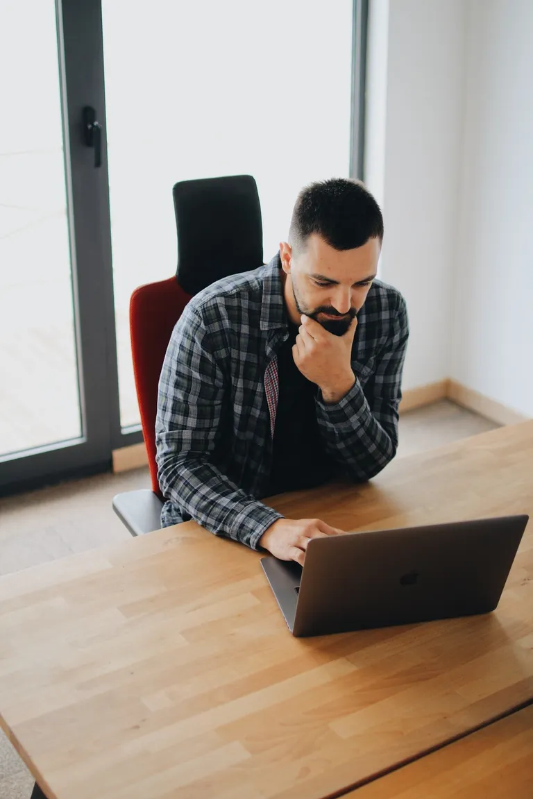 Hombre viendo una laptop. | Foto: Pexels