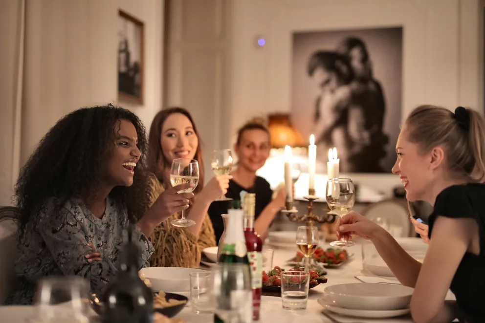 Mujeres cenando. | Foto: Pexels