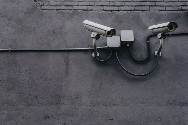 Cámaras de vigilancia en un muro. | Foto: Pexels