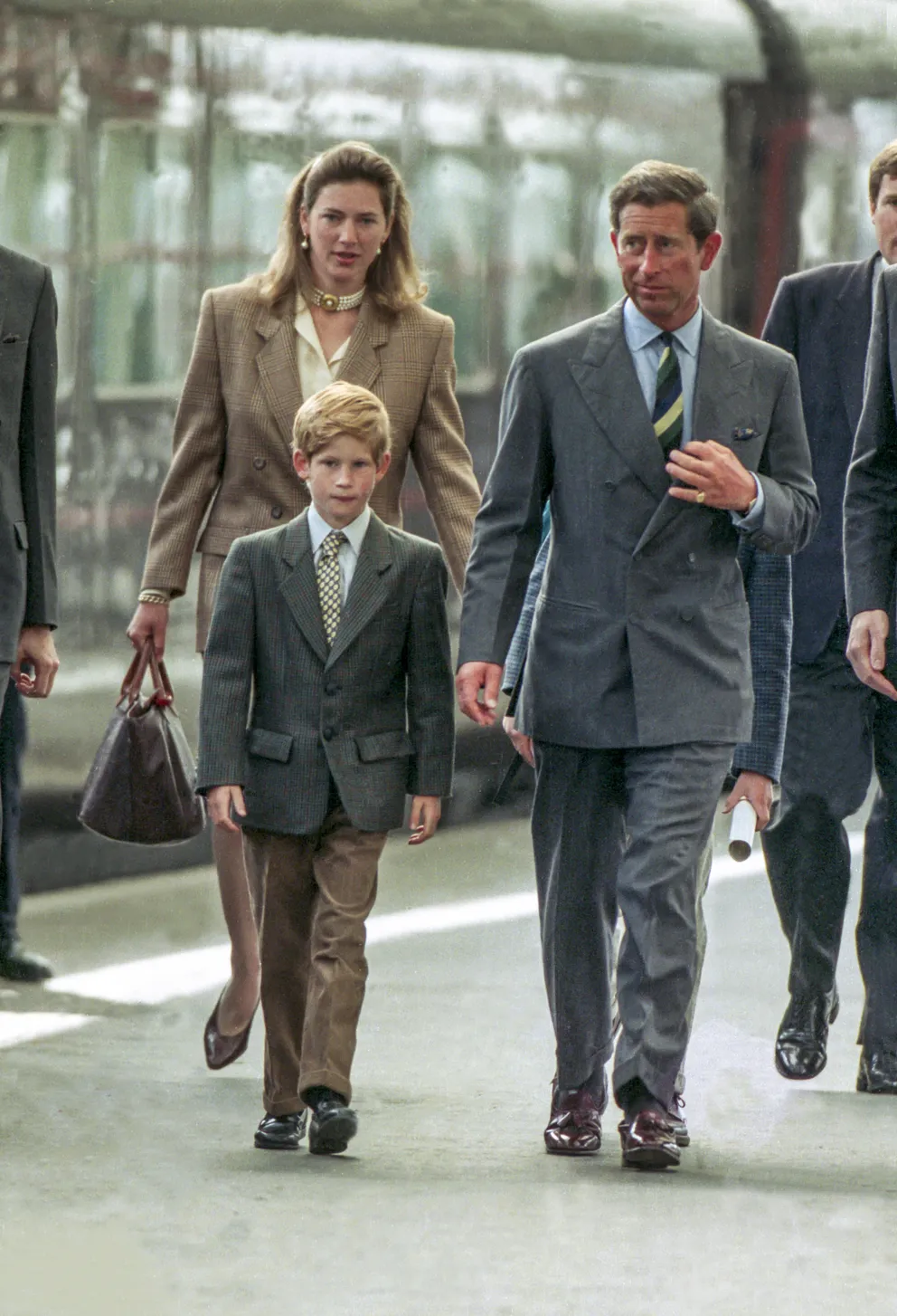 El príncipe Charles y el príncipe Harry el 17 de agosto de 1993 en Aberdeen, Escocia. | Foto: Getty Images