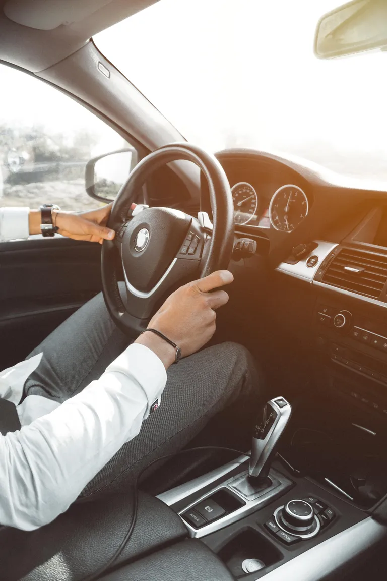 Hombre conduciendo. | Foto: Pexel