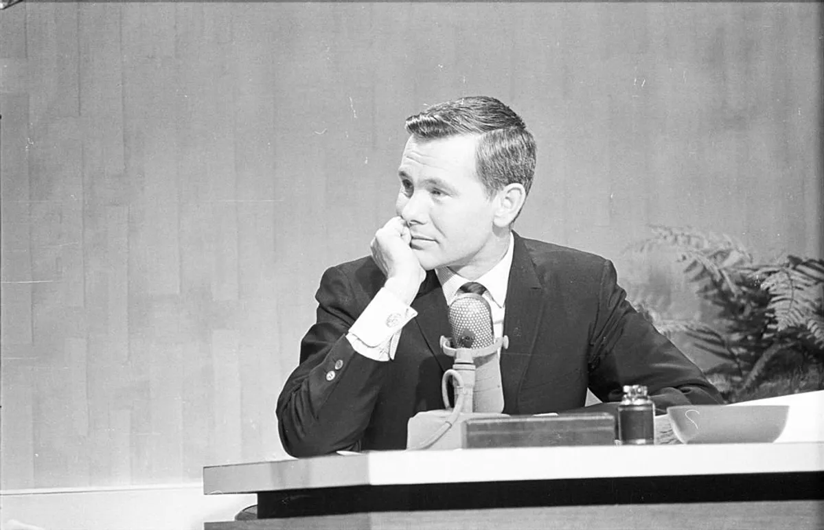 A portrait picture of TV show host Johnny Carson circa 1960. | Photo: Getty Images