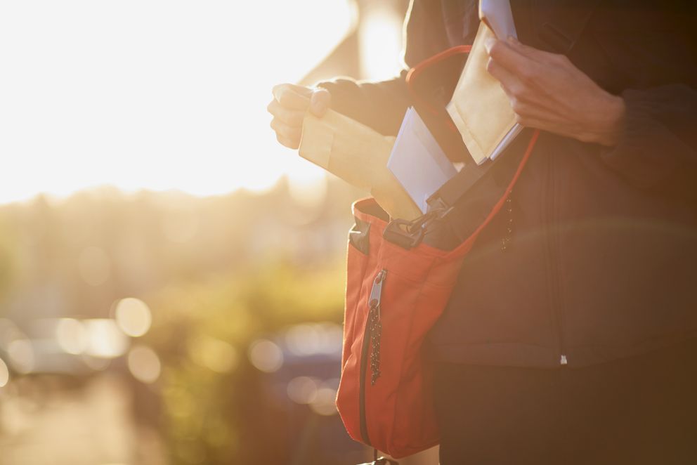 Un cartero entregando cartas. | Foto: Getty Images