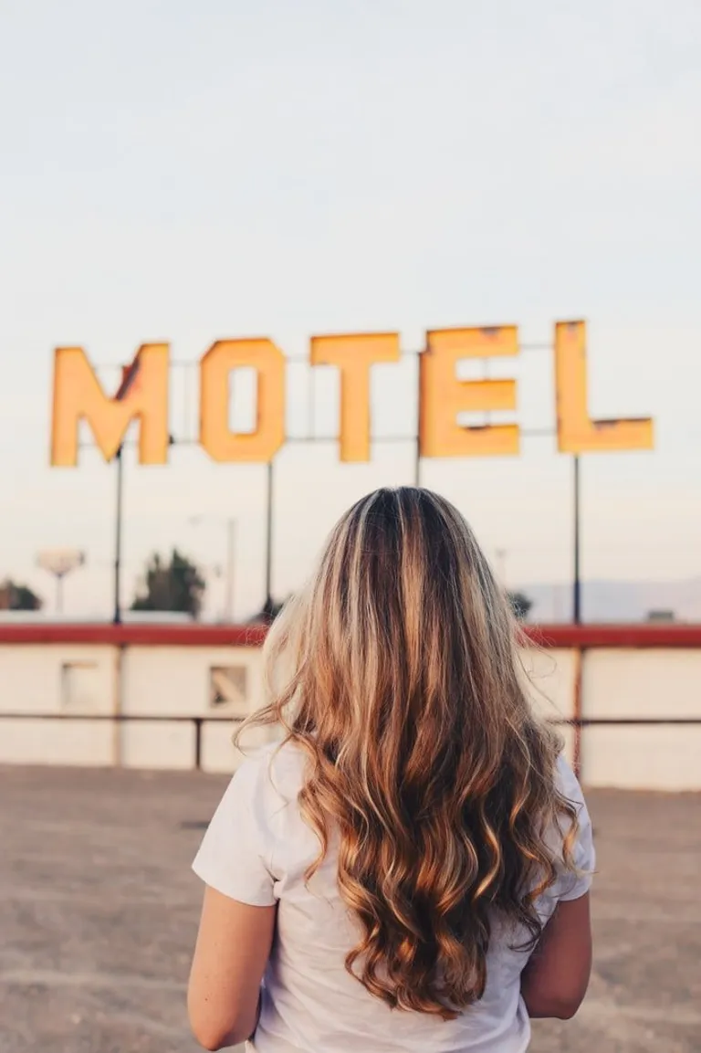 Emma a fini comme femme de ménage dans un motel miteux | Source : Unsplash