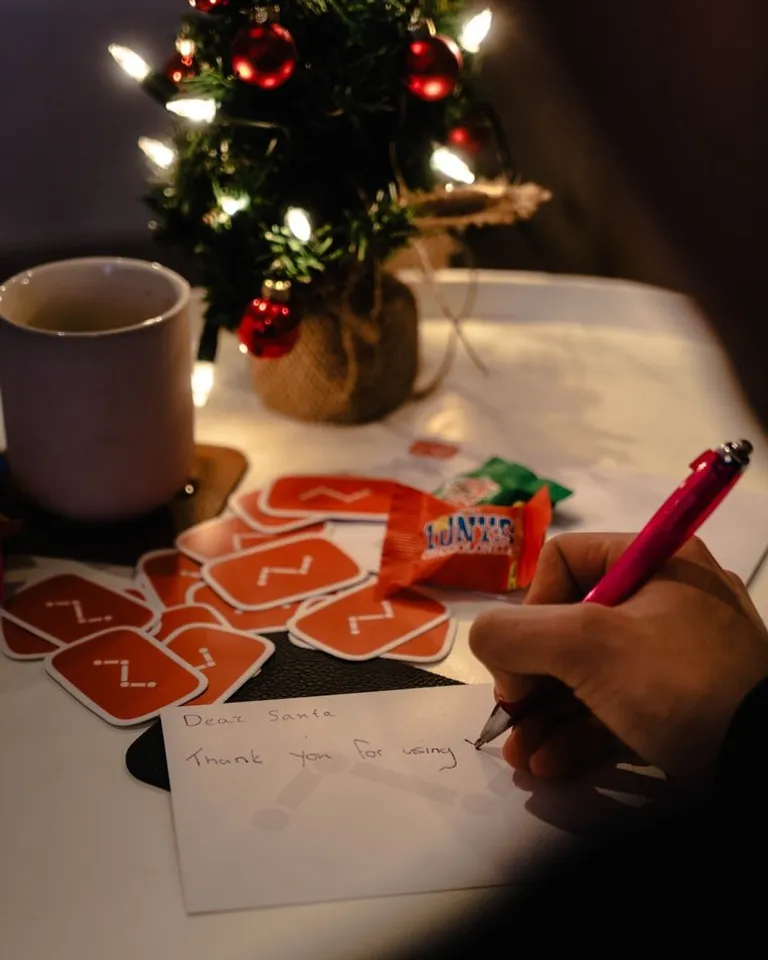 Niño escribiendo una carta para Santa Claus. | Foto: Unsplash