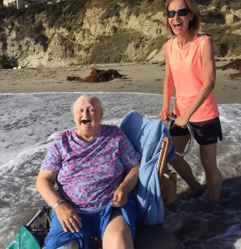 Une femme qui rit dans l'océan avec sa grand-mère. │Source : reddit.com/u/ecost