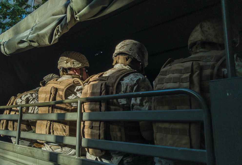 Varios soldados sentados juntos en un camión militar. | Foto: Unsplash