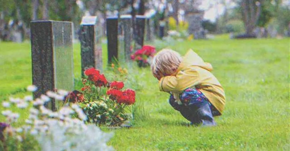 Jake allait sur la tombe de sa mère presque tous les jours. | Source : Shutterstock