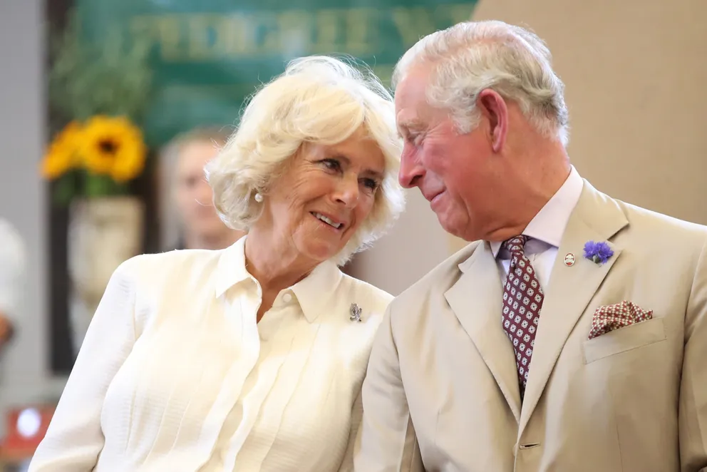 El príncipe Charles y la duquesa Camilla Parker Bowles en el salón comunitario eduardiano The Strand Hall, el 4 de julio de 2018 en Builth Wells, Gales. | Foto: Getty Images