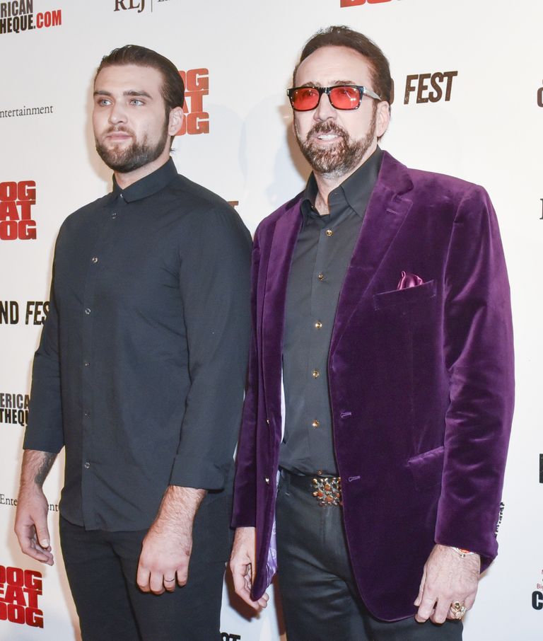 Les acteurs Nicholas Cage (R) et son fils Weston Cage assistent à la première de "Dog Eat Dog" à l'Egyptian Theatre le 30 septembre 2016 à Los Angeles, en Californie. | Source : Getty Images