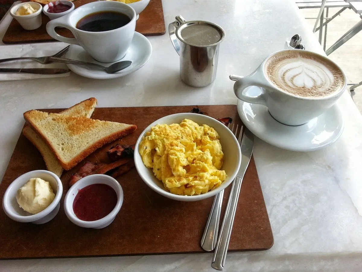 Œufs brouillés et café fraîchement préparé. Photo : Pixabay