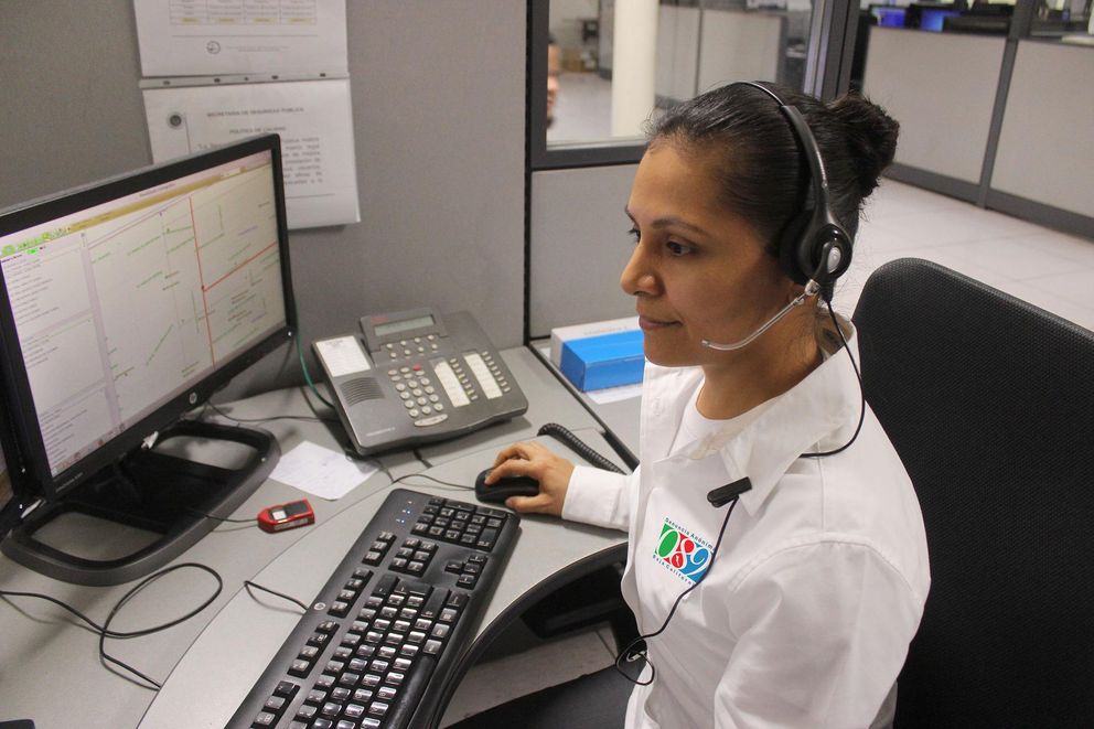 Una operadora de emergencias sentada frente a su computadora de escritorio. | Foto: Pixabay