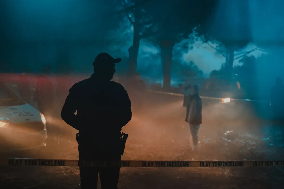 Oficiales de policía en un campo de noche. | Foto: Pexels