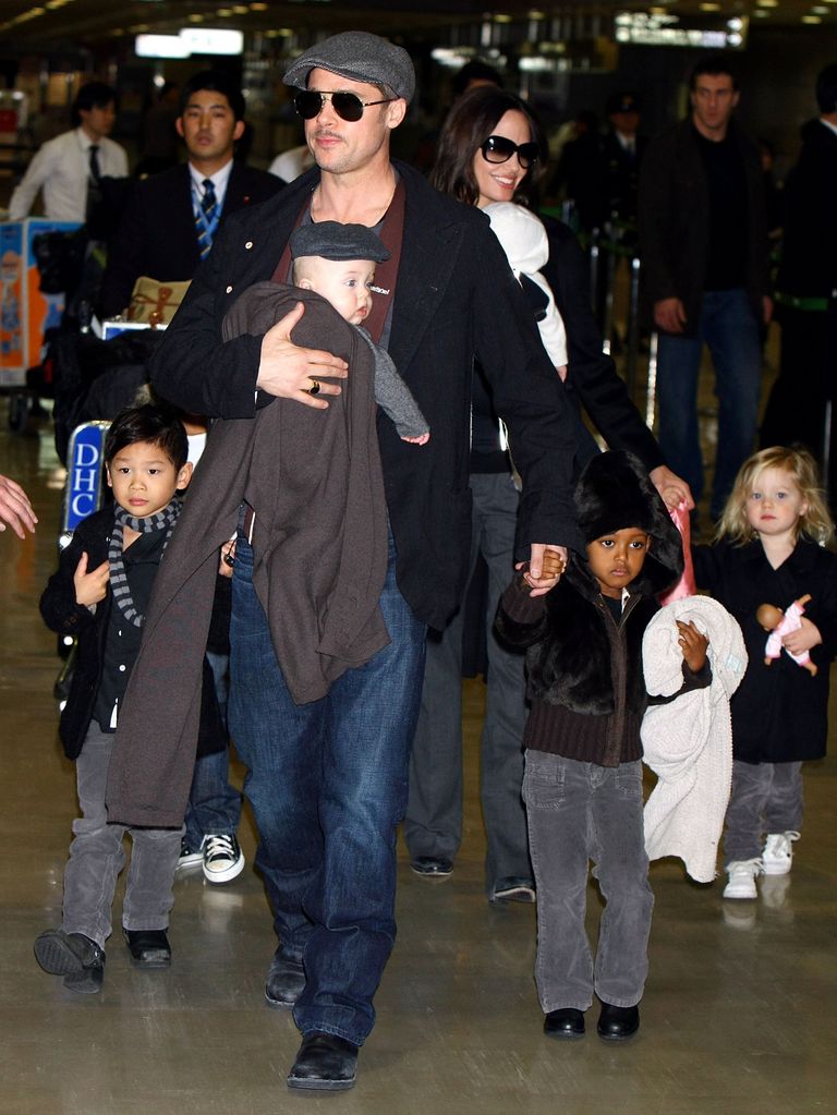 Brad Pitt y Angelina Jolie en el Aeropuerto Internacional de Narita con sus hijos Pax Thien, Knox, Zahara y Shiloh, el 27 de enero de 2009 en Narita, Chiba, Japón. | Foto: Getty Images