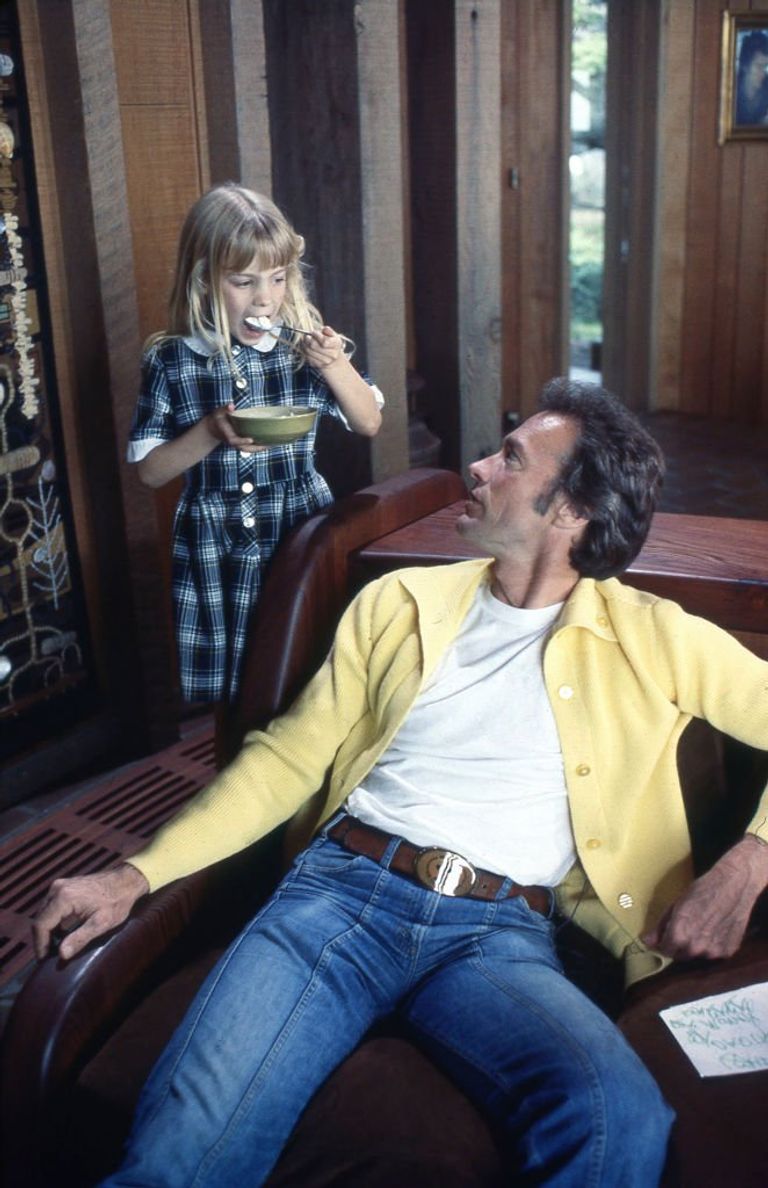 Clint Eastwood con su hija en su casa en Pebble Beach, cerca de Carmel, California, alrededor de 1978. | Foto: Getty Images
