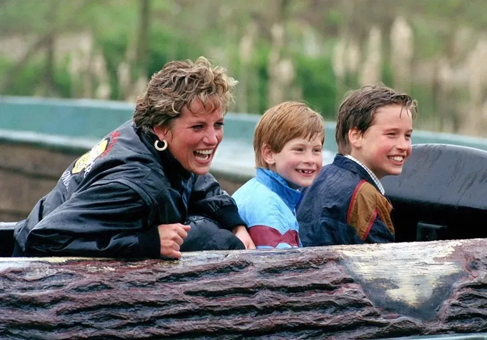 La princesse Diana, le prince William et le prince Harry au parc d'attractions "Thorpe Park" le 13 avril 1993 | Source : Getty Images