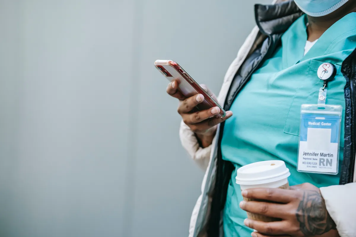 Le médecin m'a demandé de m'occuper de la jeune fille | Photo : Pexels