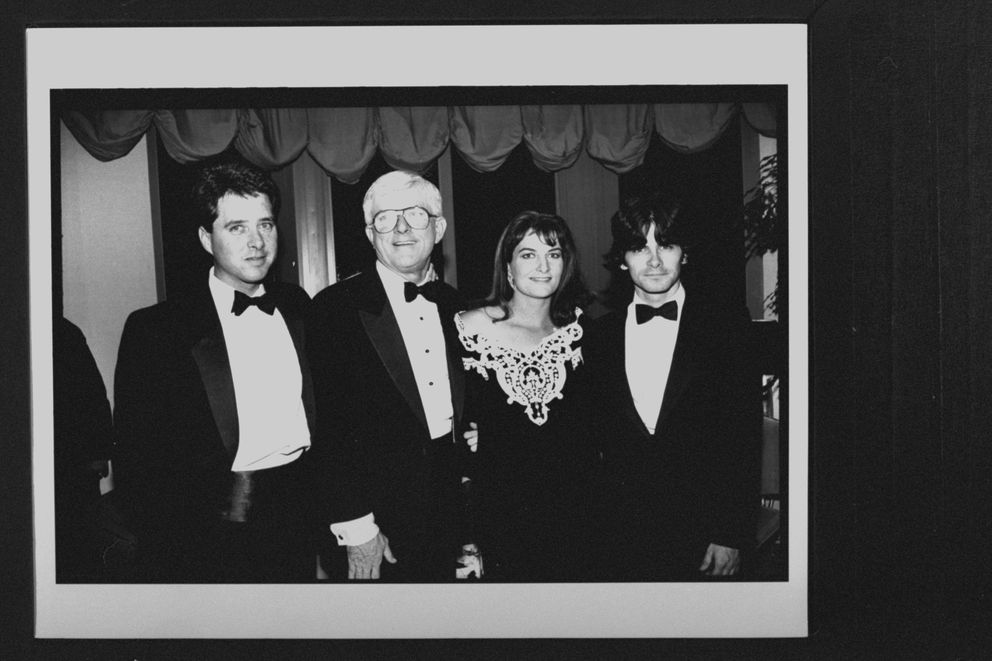 Phil, Michael, Mary Rose et Jim Donahue lors du 25e anniversaire du Donahue TV show le 17 octobre 1992 | Source : Getty Images