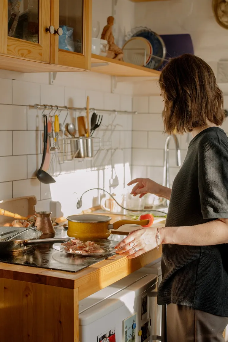 Mujer cocinando. | Foto: Pexels