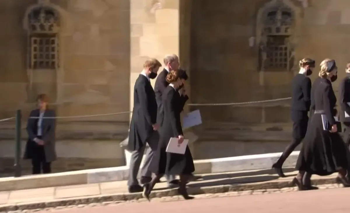 William, Kate y Harry a su salida de la capilla, en el funeral del príncipe Philip. | Foto: YouTube/ElPais