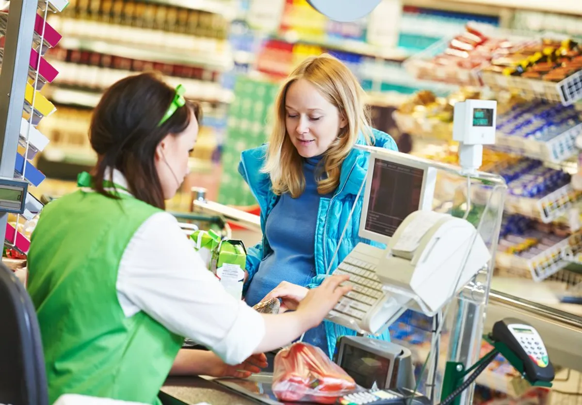 Ein Foto von einem Kunden in einem Supermarkt. | Quelle: Shutterstock