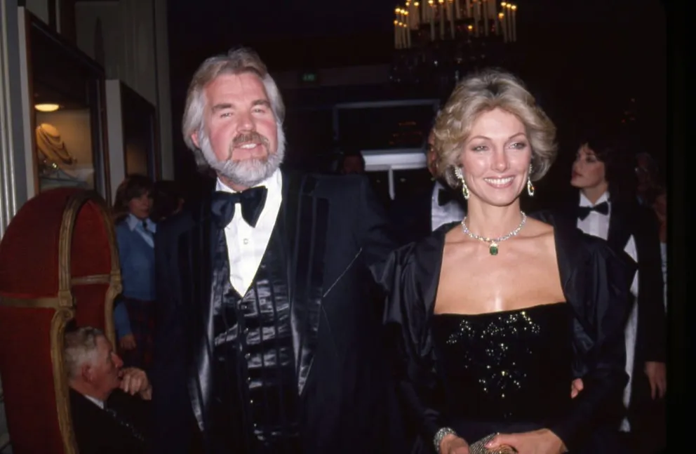 Kenny Rogers y su esposa Marianne Gordon en un evento alrededor de 1983. | Foto: Getty Images