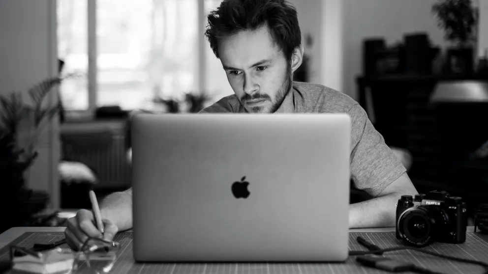 Hombre viendo la pantalla de su laptop. | Foto: Unsplash