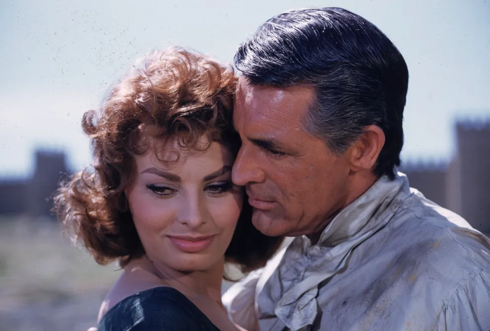 Sophia Loren y Cary Grant en "The Pride and The Passion". | Foto: Getty Images