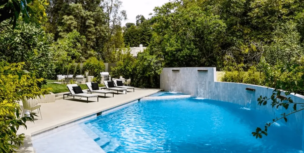 La piscine du manoir de Cameron Diaz à Beverly Hills. | Photo : YouTube/TopTenFamous