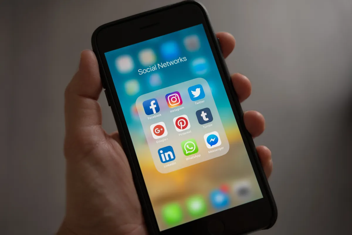 Edward a commencé à me traquer sur les réseaux sociaux | Photo : Pexels