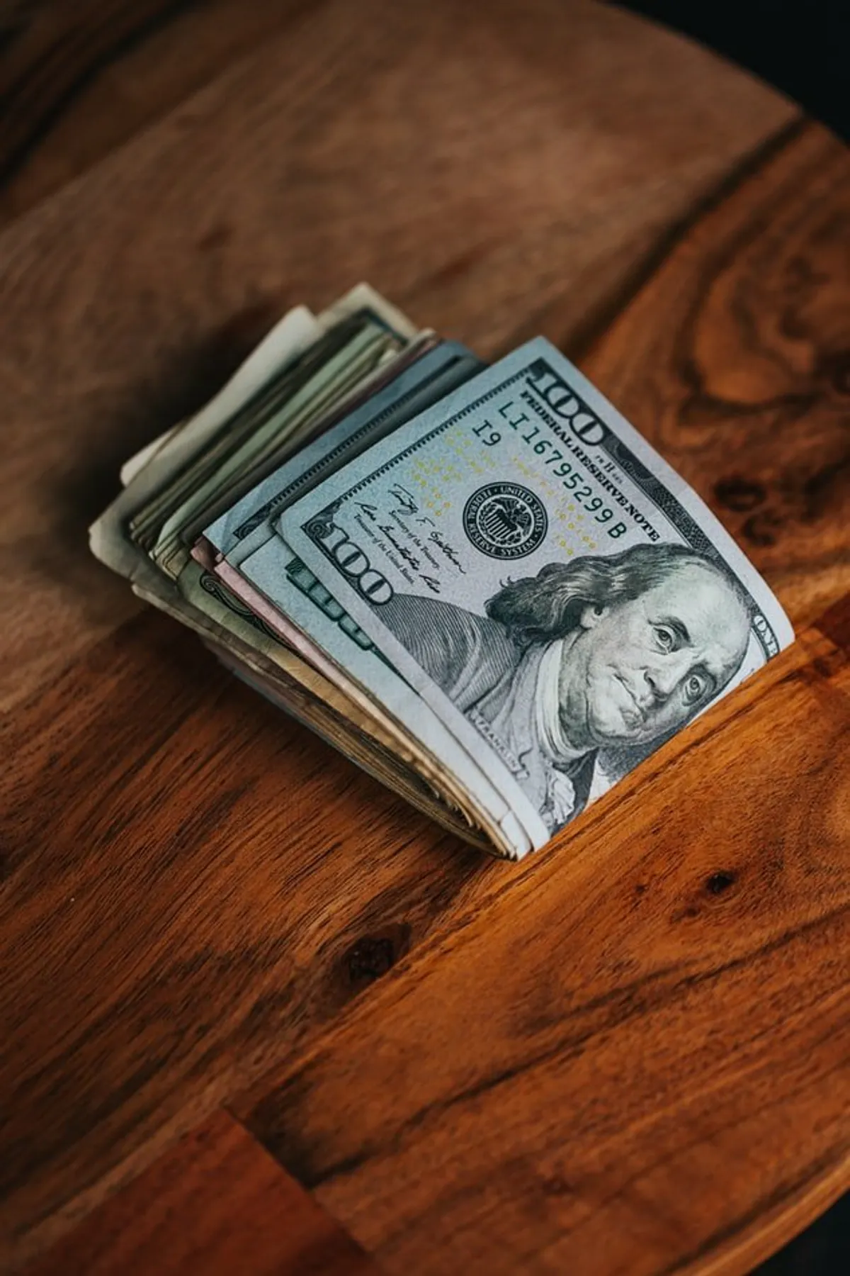 Rita n'a pas cru ses yeux quand elle a trouvé l'argent sur la table | Source : Unsplash