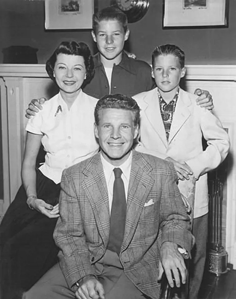 Ozzie Nelson, Harriet Nelson, David Nelson et Ricky Nelson vers 1952. | Source : Wikimedia Commons.