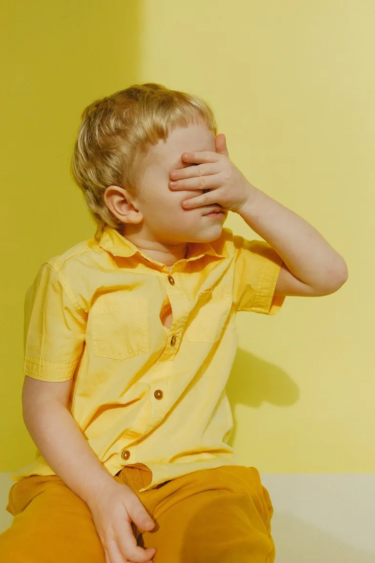Un niño cubriendo sus ojos con su mano. | Foto: Pexels