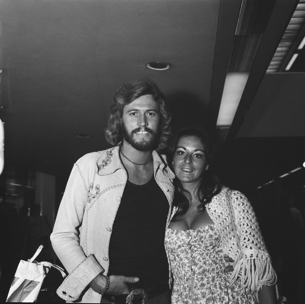 Barry Gibb et Linda Gray à Londres en 1973. | Source : Getty Images