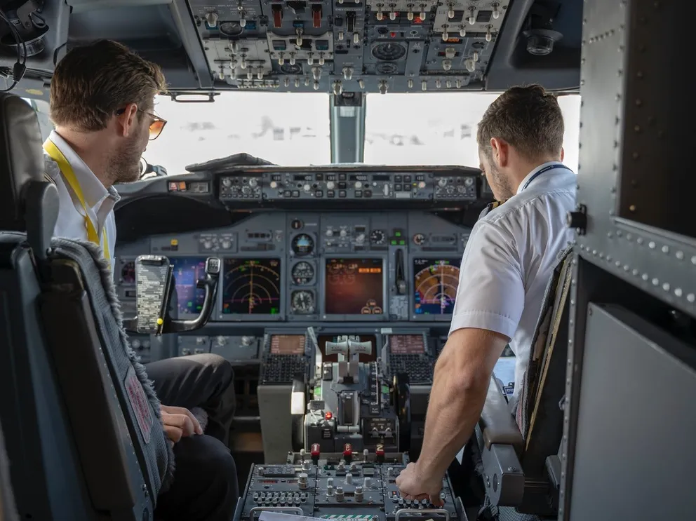 Piloto y copiloto en la cabina de un avión. | Foto: Pexels