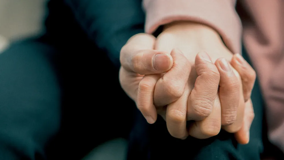 Una pareja tomada de la mano. | Foto: Pexels