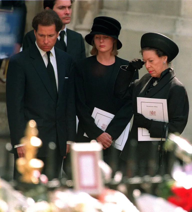 La princesa Margaret con su hijo Lord Linley y su esposa Lady Serena Linley saliendo de la Abadía de Westminster tras el funeral de Diana, el 6 de septiembre de 1997. | Foto: Getty Images