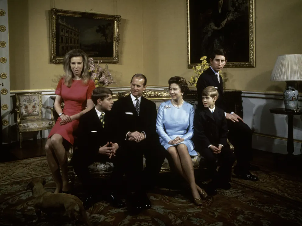La princesa Anne, el príncipe Andrew, el príncipe Philip, la reina Elizabeth II, el príncipe Edward y el príncipe Charles. | Foto: Getty Images