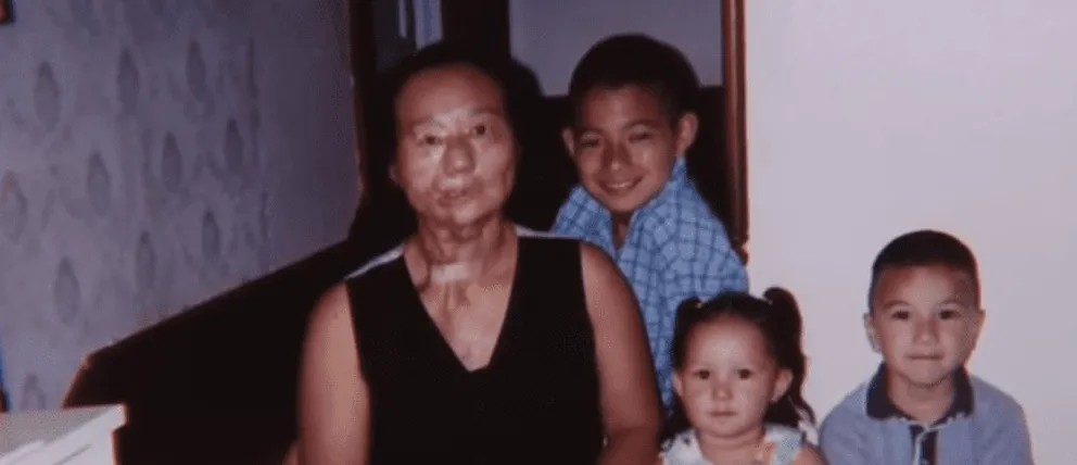 Une autre photo de Saundra Crockett avec ses enfants | Photo : Youtube/cbslosangeles