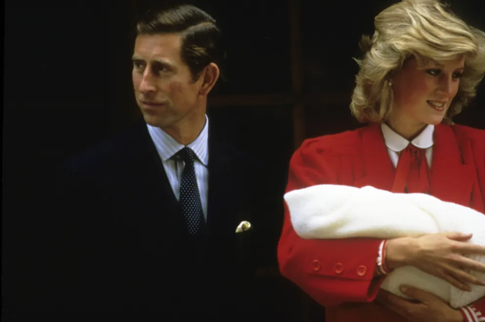 Diana, princesse de Galles, et le prince Charles, prince de Galles, quittent l'aile Lindo de l'hôpital St. Mary's après la naissance du prince Harry, le 16 septembre 1984 à Londres, en Angleterre. | Source : Getty Images