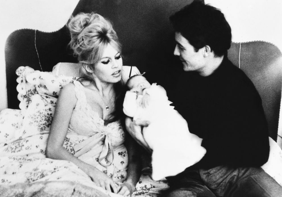 Brigitte Bardot, Jacque Charrier et leur fils Nicolas photographiés en 1960. | Source : Getty Images
