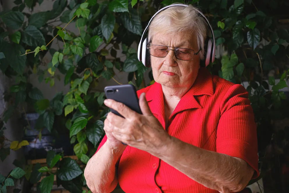 Anciana con un teléfono en la mano. | Foto: Pexels