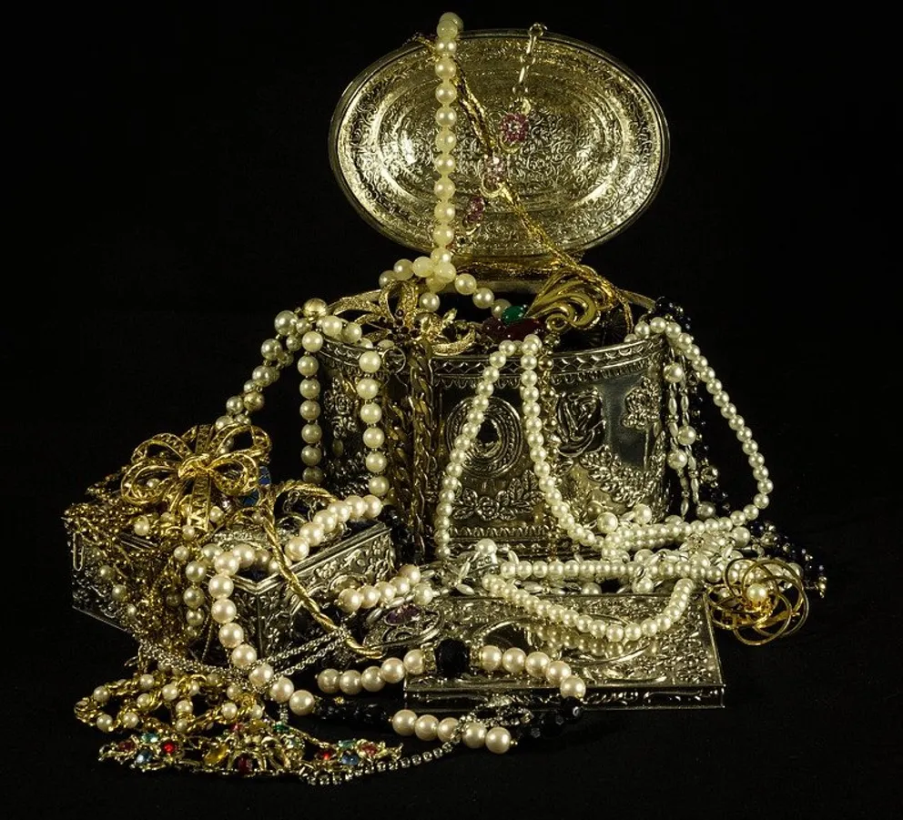 Cachés dans le canapé, Deborah a trouvé les plus beaux bijoux | Source : Pexels