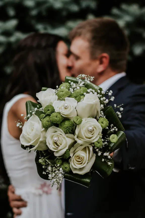 Un hombre y una mujer besándose el día de su boda. | Foto: Pexels