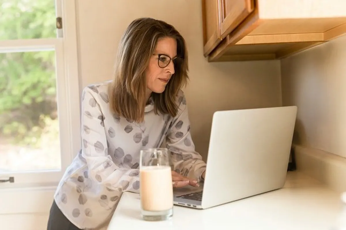 Femme âgée devant un ordinateur portable | Photo : Pexels