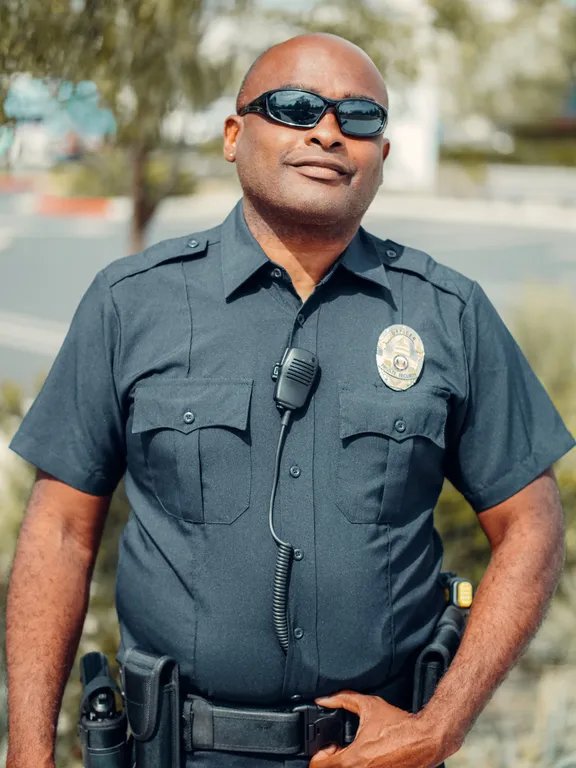 Un oficial de policía utilizando gafas oscuras. | Foto: Pexels