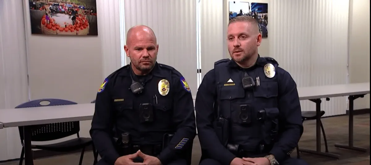Les officiers Coddington et Melhouse. | Source : YouTube/ Inside Edition